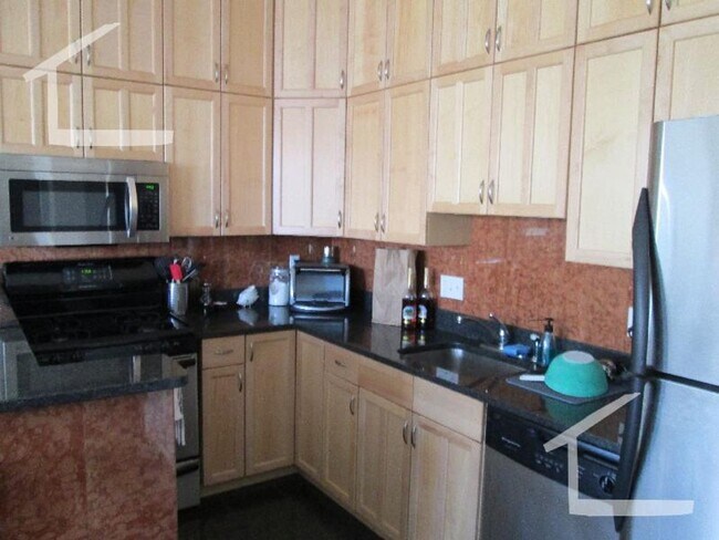 Building Photo - Washington Sq. Location. 3 Full Bathrooms, Porch, Central Heat/AC