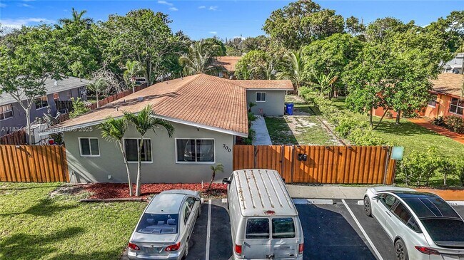 Foto del edificio - 700 NE 25th St