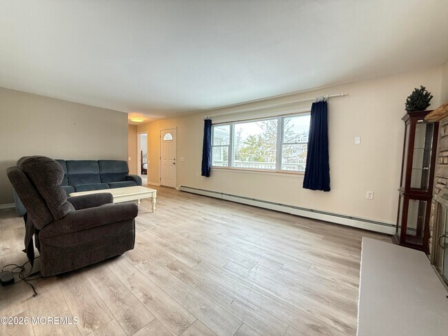 Foto del edificio - 63 Shorewood Dr