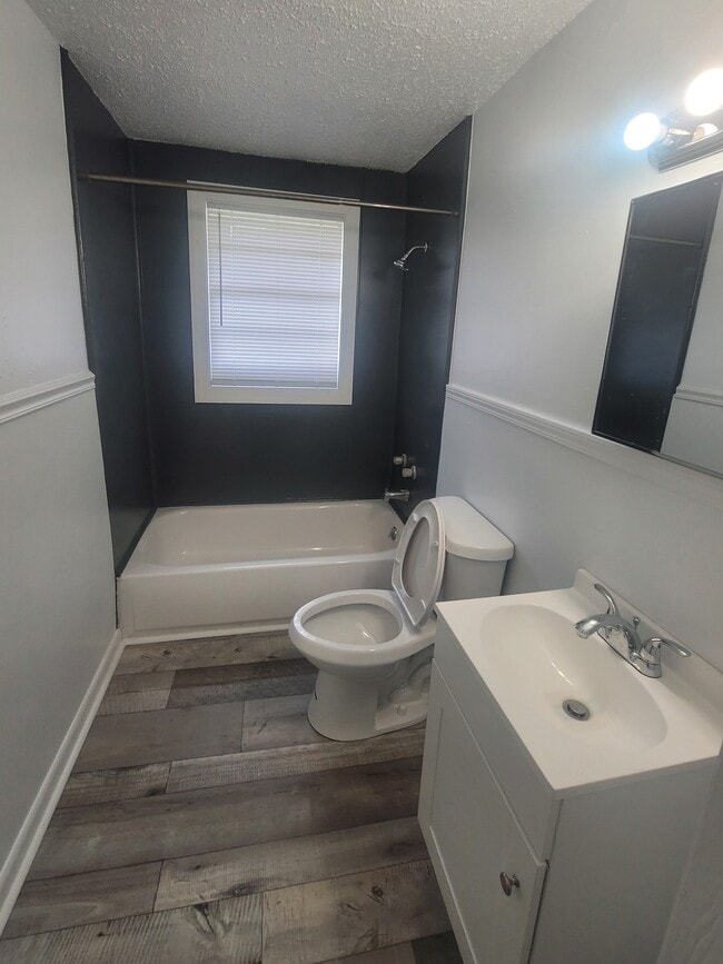 Building Photo - 506 E Spring St