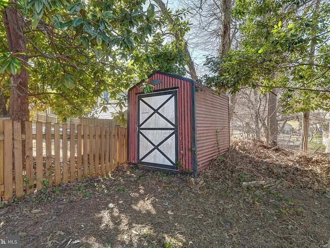 Foto del edificio - 302 Harris Rd