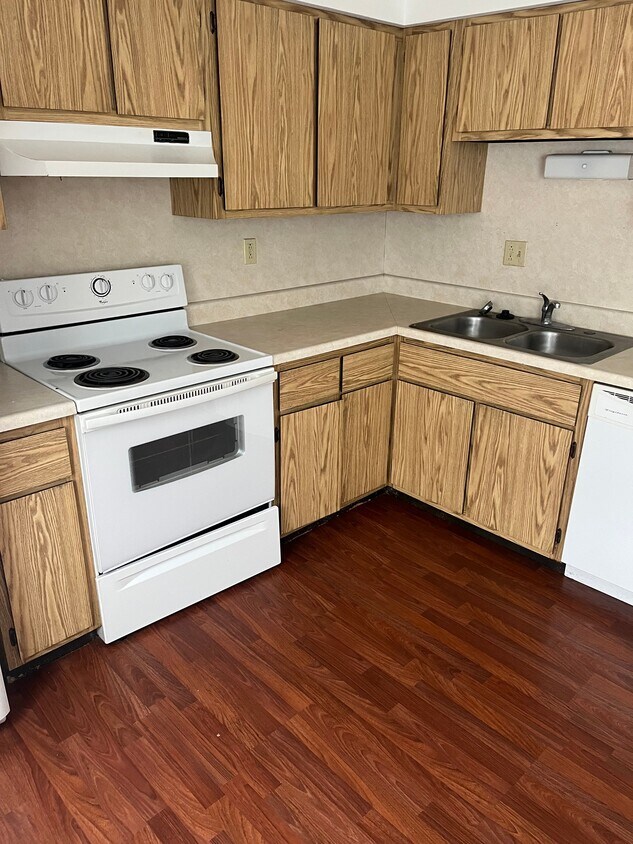 KITCHEN - 101 Colonial Dr