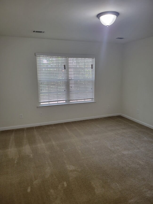 Building Photo - 106 Five Oaks Ct