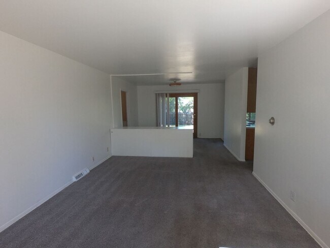 Foto del edificio - 4 Bedroom Ranch home in Martin Acres