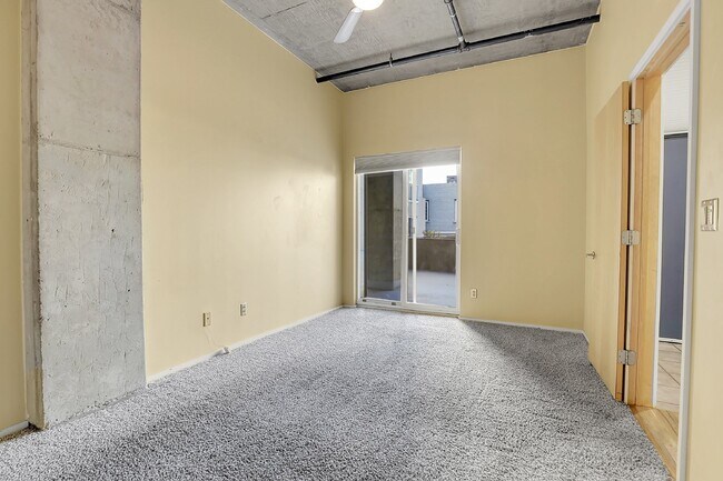 Building Photo - $2,350 - Urban 2 bed 2 bath Condo in Golde...