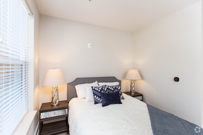 Studio, 1BA - 535 SF - Aretha - Xander on State