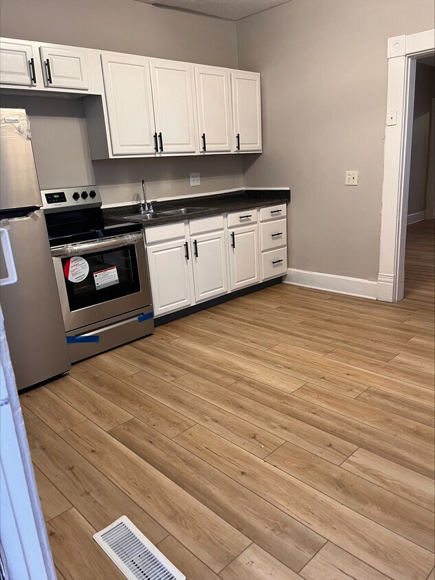 Espacio de juego-trabajo típico - 1283 E Fulton St