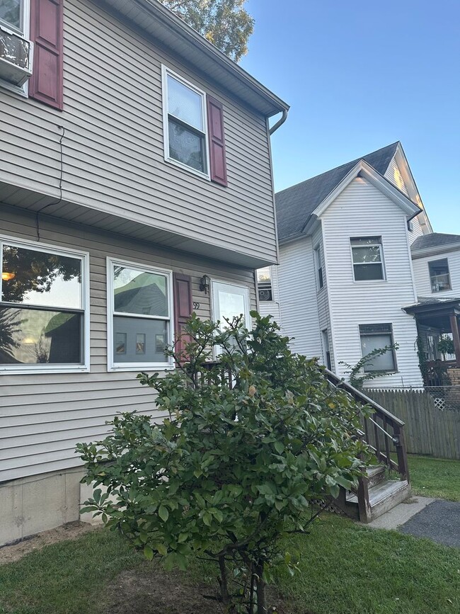 Building Photo - 3 Bedroom Fully Renovated Duplex!!