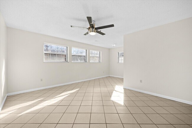 Building Photo - 2103 N Keebler Ave