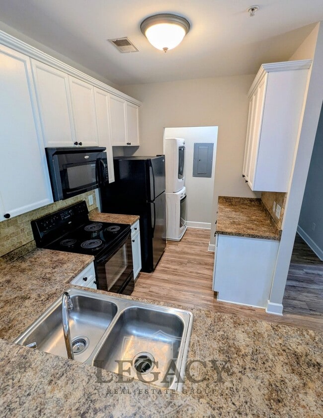 Building Photo - 8211 Lenox Creekside Dr