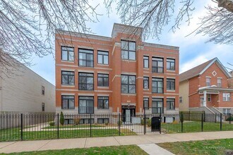Building Photo - 633 E Bowen Ave