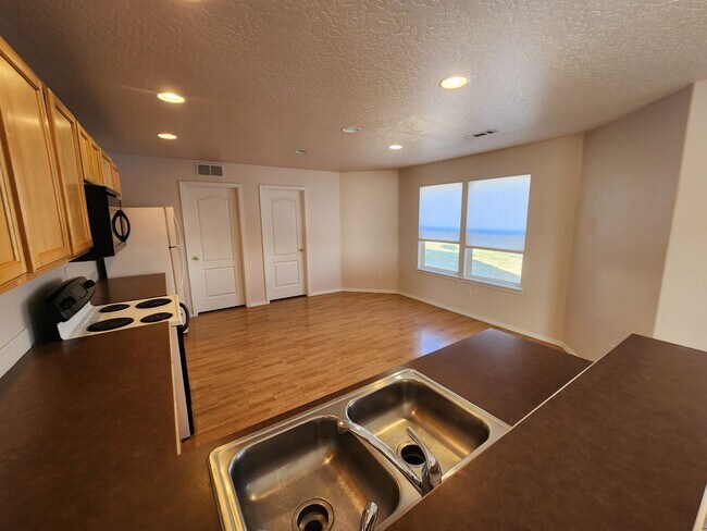 Building Photo - Large 4 Bedroom Rental in Nampa!