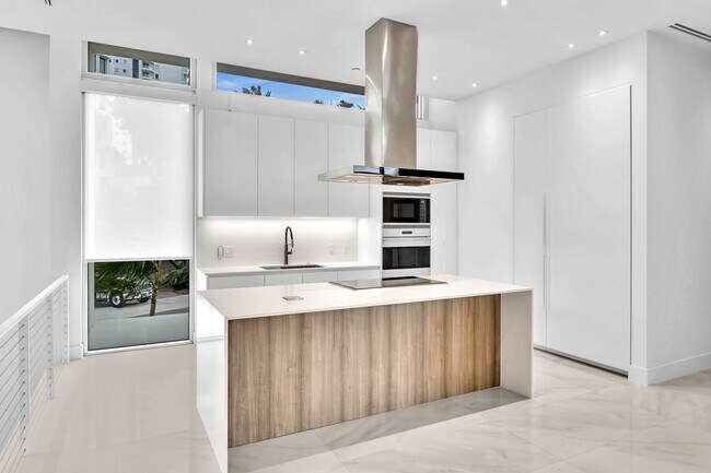 Building Photo - 3750 Yacht Club Dr