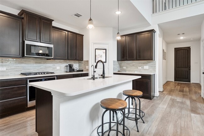 Building Photo - 10191 Bayou Oaks Dr