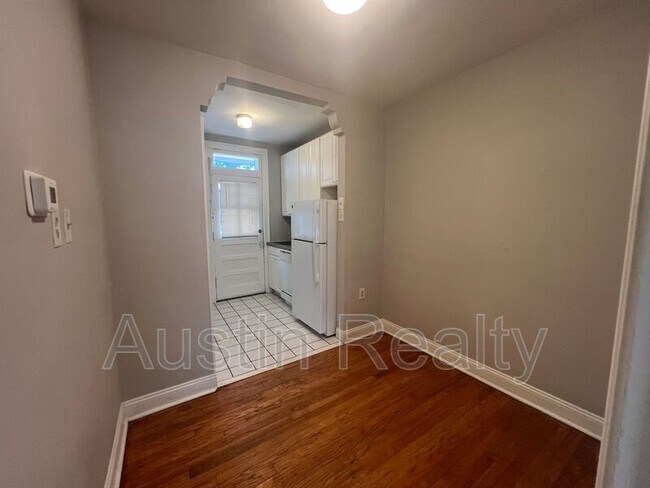 Foto del edificio - 7076 Mitchell Ave