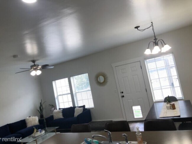 Building Photo - 3 br, 2.5 bath Townhome - 1494 N Venetian Way