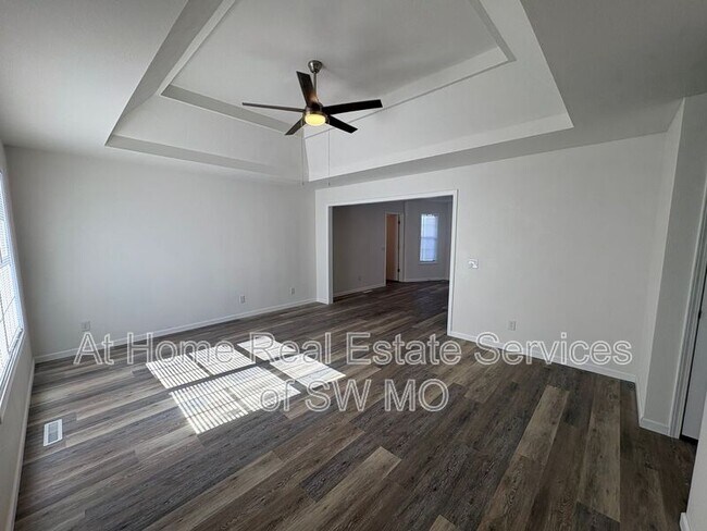 Foto del edificio - 249 E Hardy St