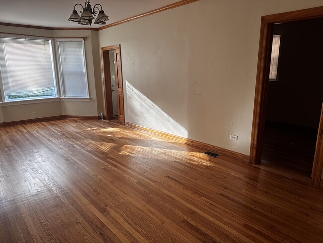 Building Photo - 3441 N Ridgeway Ave