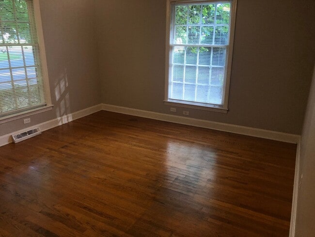 Building Photo - 5720-5722 Londonderry Duplex