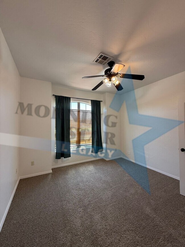 Foto del edificio - 4-Bedroom Home - New Carpet & Fresh Paint!
