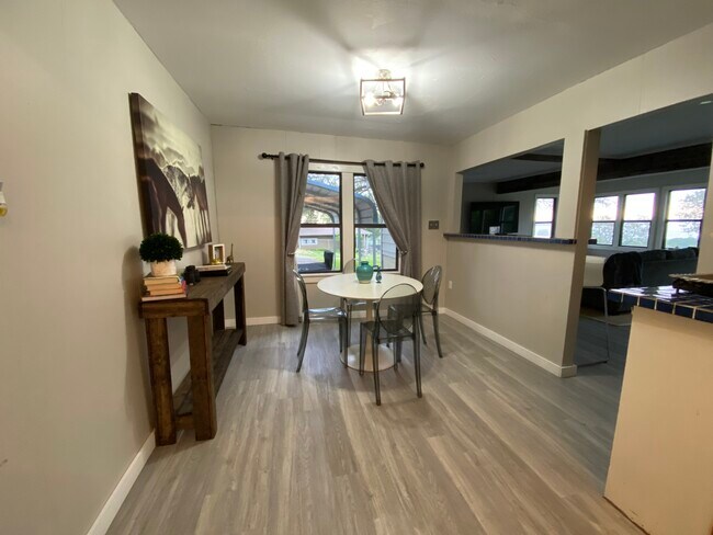 Foto del edificio - 4016 Leila Ln