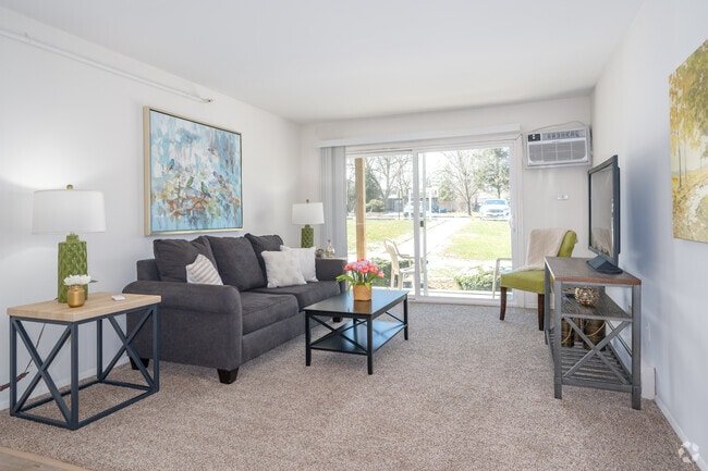 2BR, 1BA - 890SF - Living Room - Scenic Tree Rentals