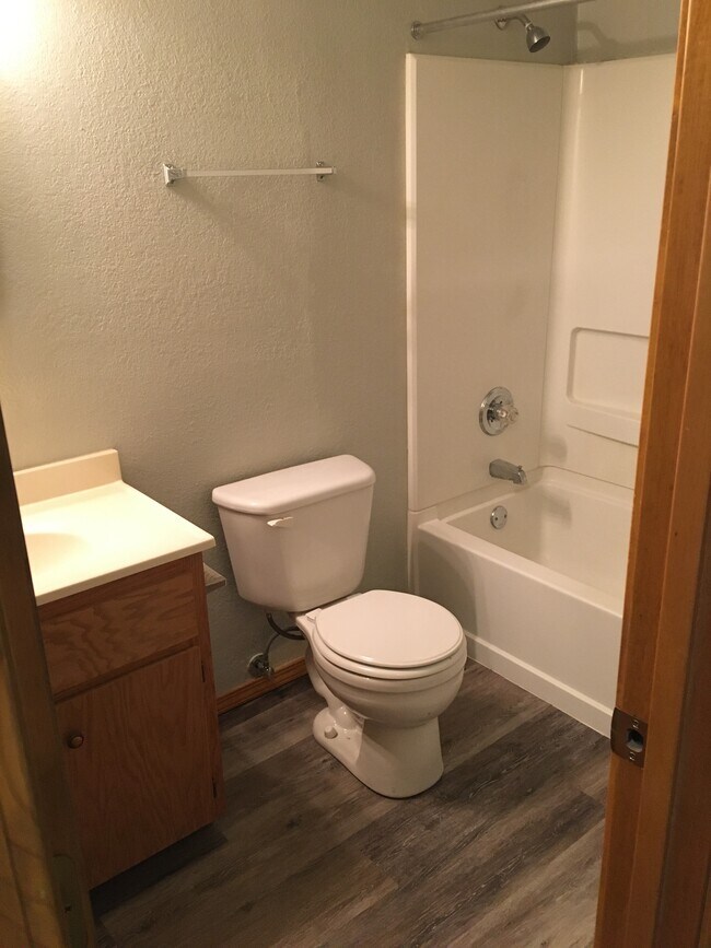 bath 1 - 2711 Estelle Ave