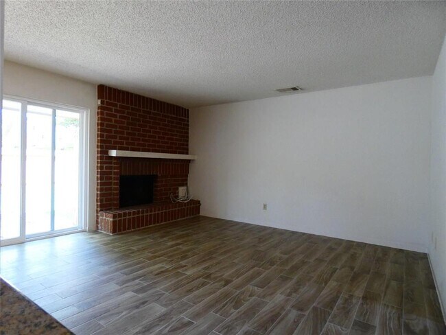 Foto del edificio - 2215 Brook View Ln
