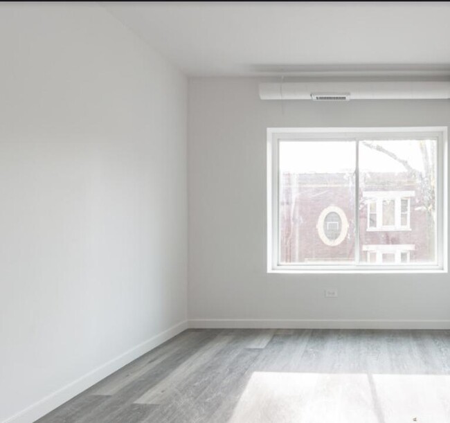 Foto del edificio - 1704 W Glenlake Ave