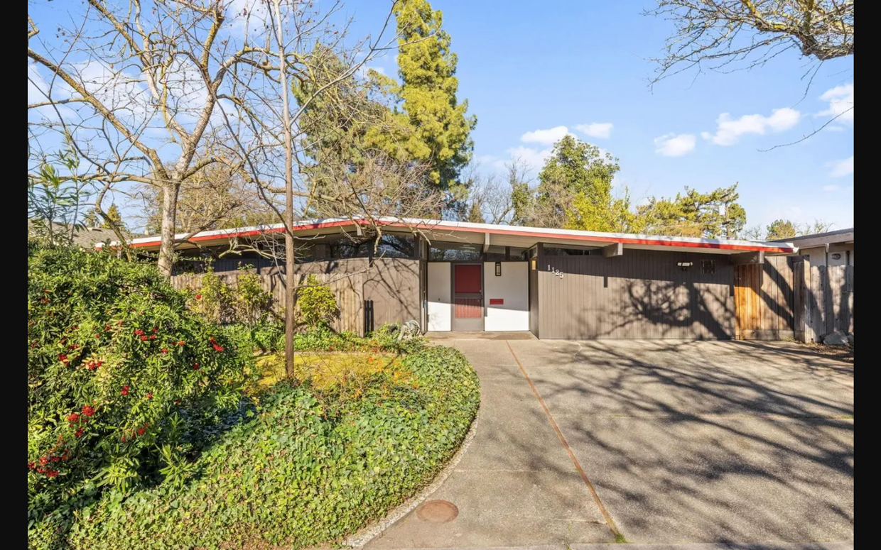 Primary Photo - Sprawling 7 bedroom home available for sum...