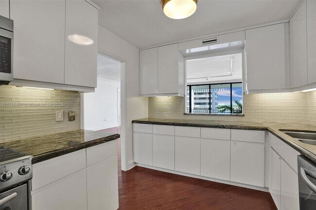 Foto del edificio - 3 Grove Isle Dr