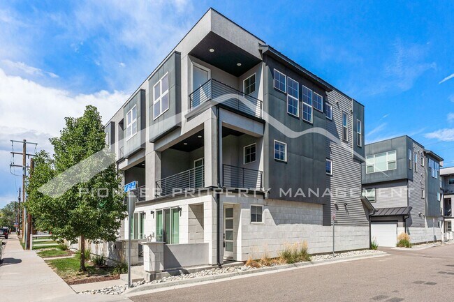 Building Photo - Fantastic Townhome with Central AC and 2 C...
