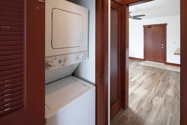 Foto del edificio - OPEN HOUSE: 11/22 11:30am-12:30pm ~ Point Loma 1BR with Washer/Dryer and Parking!