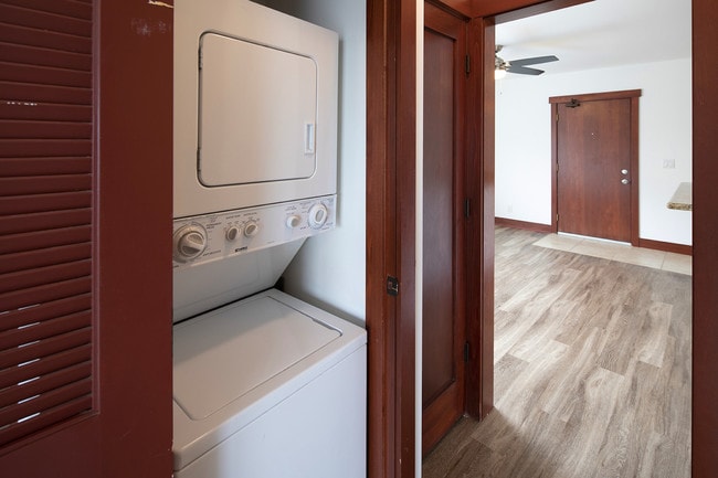 Building Photo - OPEN HOUSE: 11/22 11:30am-12:30pm ~ Point Loma 1BR with Washer/Dryer and Parking!