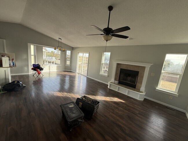 Building Photo - 816 S Longbranch Dr
