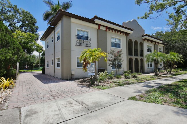 Building Photo - Spacious 1/1 Modern Condo in the Heart of ...