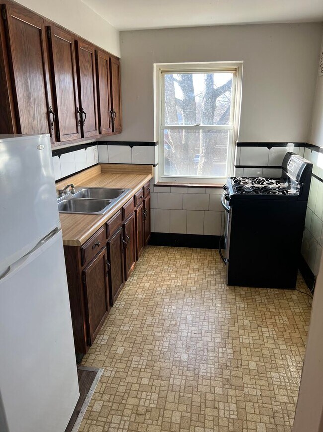 Building Photo - 594 Rosemont Ave Cincinnati OH 45205