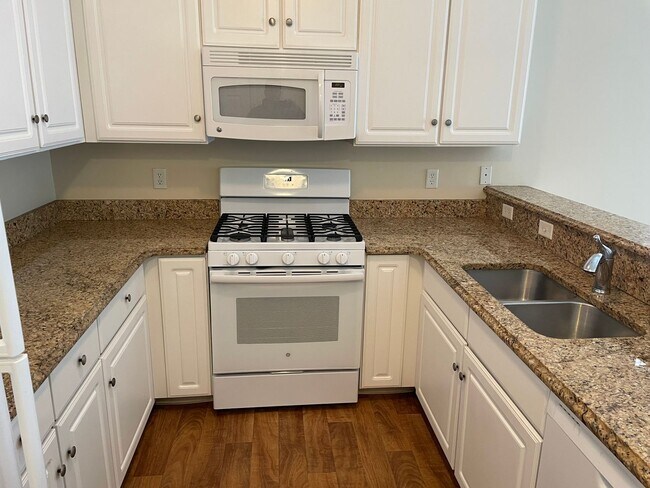Building Photo - Forest Hills Condo available now