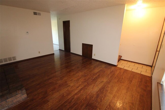Building Photo - 224 Skylark Ct