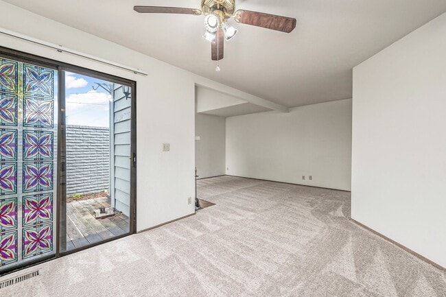 Building Photo - Spacious Townhome in Excellent Location!