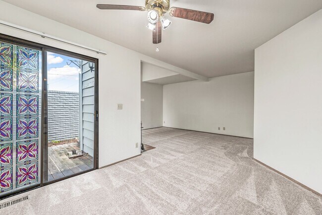 Foto del edificio - Spacious Townhome in Excellent Location!