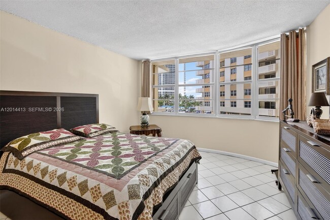 Building Photo - 1817 S Ocean Dr