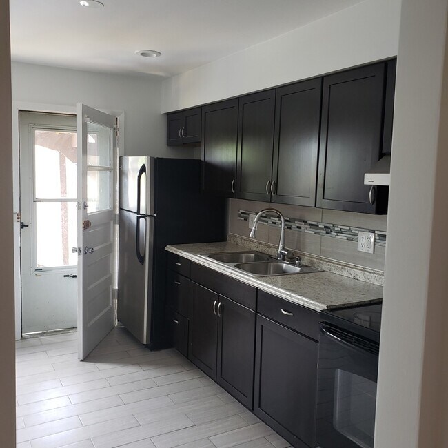 Building Photo - 4851 Greenleaf St