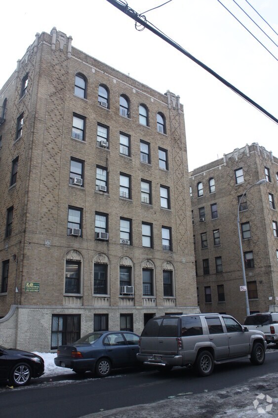 Foto del edificio - 2120 Tiebout Ave