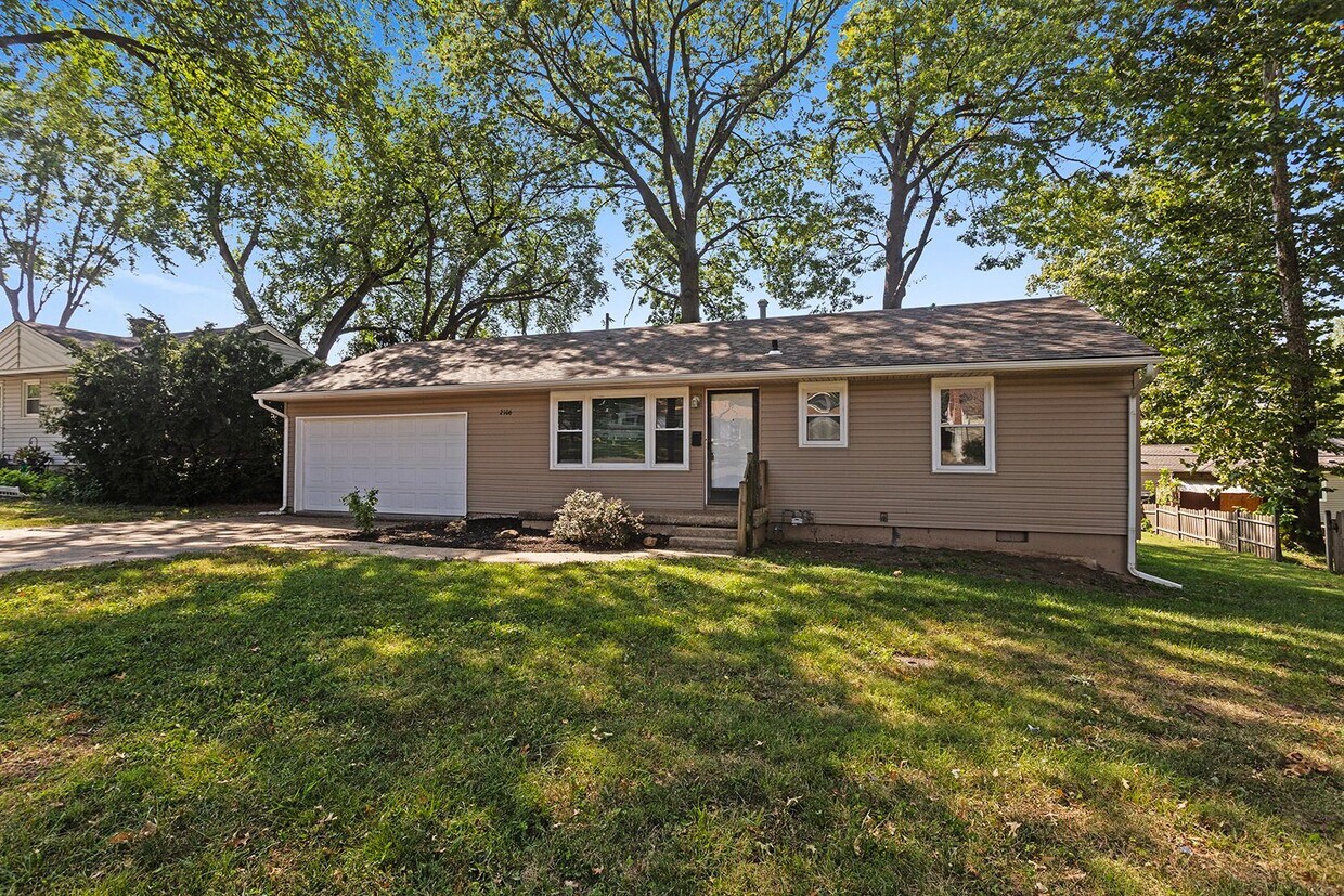 Primary Photo - 2106 S Claremont Ave