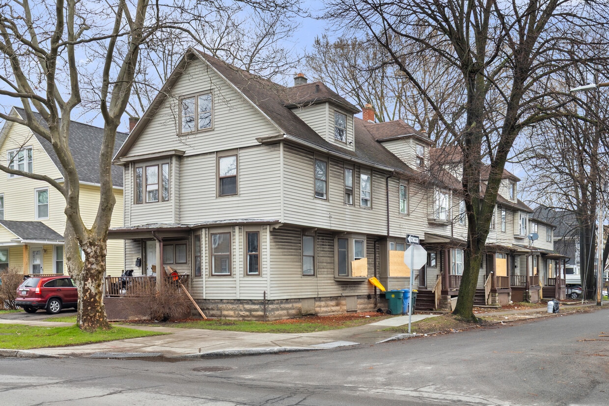 Building Photo - 142 Parsells Ave