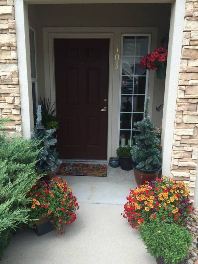 Building Photo - AWESOME 2-BEDROOM CONDO INCL. GARAGE, SWIMMING POOL, WASHER & DRYER!