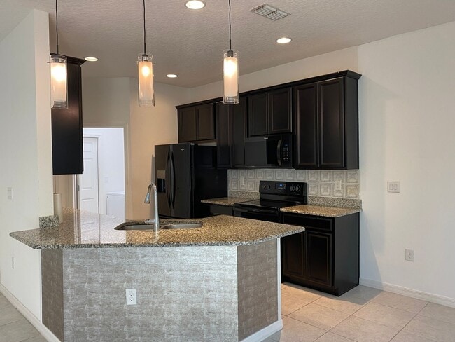 Building Photo - Stunning 3 Bed, 2 Bath Home in Gated Legac...