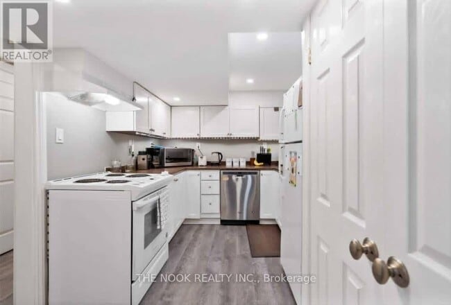 Building Photo - 573-573 Daintry Crescent