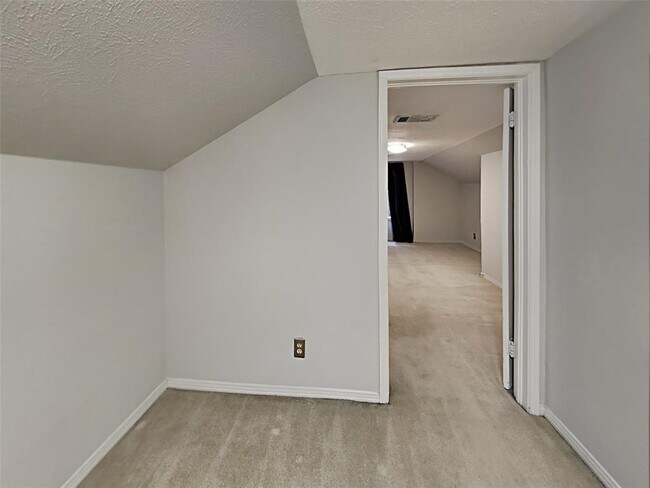 Building Photo - 3208 Lovers Ln